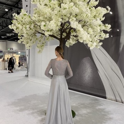 Vestido comprido cinzento claro com mangas longas de renda e saia lisa fluída