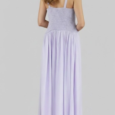 vestido longo lilás com alças e saia fluida visto de costas