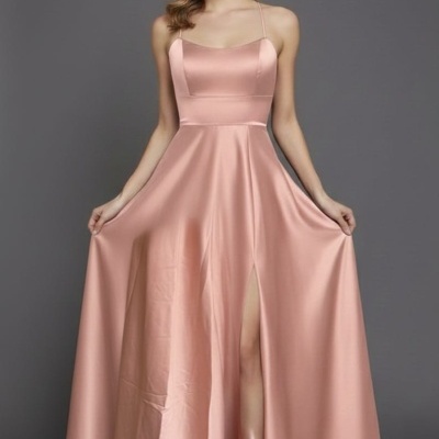 Vestido longo rosa acetinado com alças finas e abertura frontal