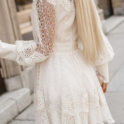 Vestido branco curto rendado com mangas transparentes e gola decorada