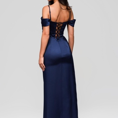 Vestido comprido azul escuro acetinado com alças finas e costas em laçada.