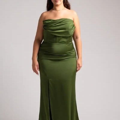 Vestido longo verde musgo sem alças com decote drapeado