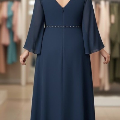 Vestido longo azul escuro com mangas transparentes e cinto brilhante