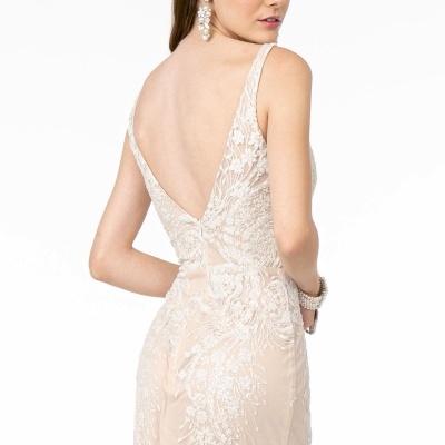 Vestido creme com bordados florais e decote em V nas costas