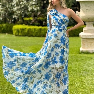 Vestido longo floral azul e verde num jardim