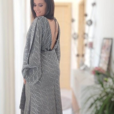 Vestido comprido cinzento com padrão ondulado e decote nas costas.