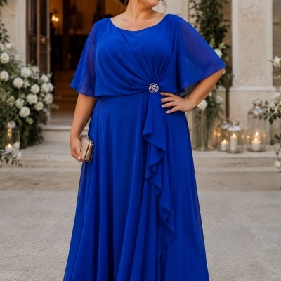 Vestido comprido azul royal com manga curta transparente e detalhe franzido com fivela prateada em forma de flor