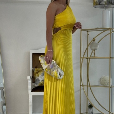 Vestido longo amarelo de um ombro com clutch floral