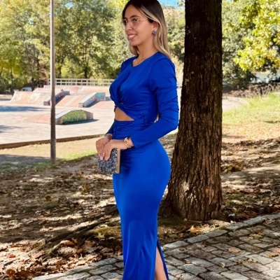 Vestido comprido azul royal com corte na cintura e fenda