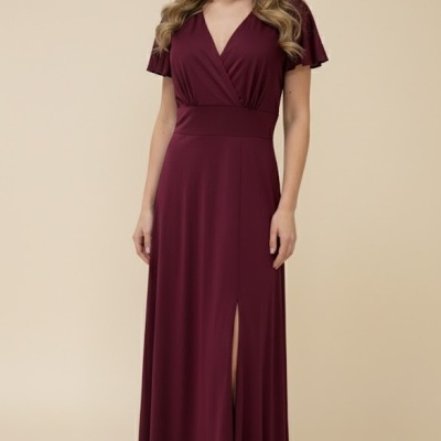 Vestido longo bordô com decote em V e fenda frontal