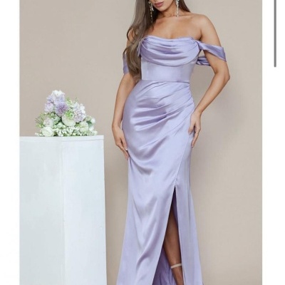 Vestido lilás acetinado longo com decote ombro a ombro e racha frontal