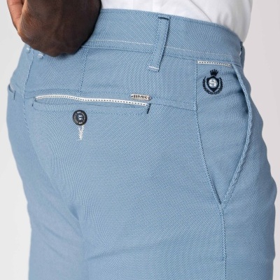 Calças masculinas azuis claras com bolso e logo bordado