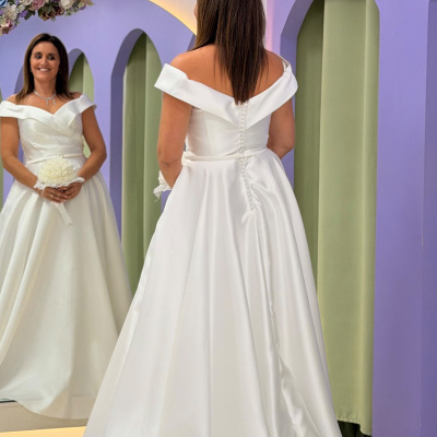 Vestido de noiva branco ombro a ombro com saia larga em tecido acetinado