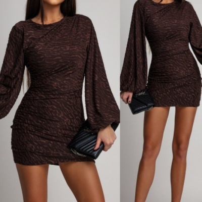 Vestido curto castanho com estampado animal e manga comprida