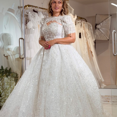 Vestido de noiva branco brilhante com franjas prateadas em loja