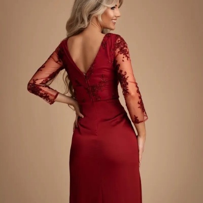 Vestido longo bordô com mangas de tule bordado e decote em V nas costas