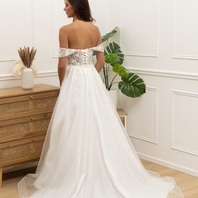 Vestido de noiva branco com corpete rendado e saia longa fluída