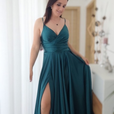 Vestido longo verde-azulado com alças finas e racha na perna usado por mulher