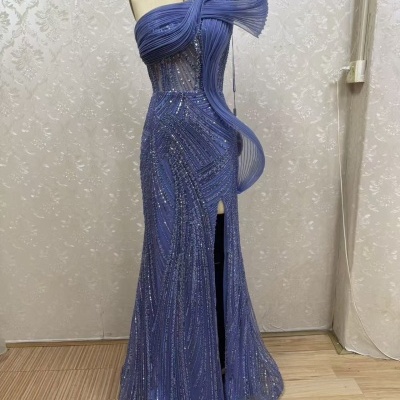 Vestido de cerimónia azul brilhante em manequim