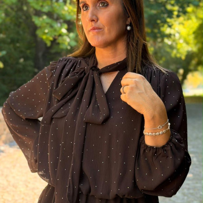 Vestido longo castanho com pontos brancos e laço no decote