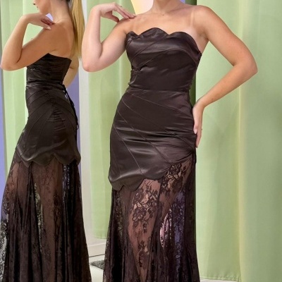 Vestido longo cor chocolate com corpete de cetim e saia de renda transparente