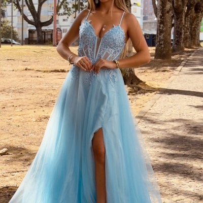 Vestido longo azul claro em tule com bordados florais e abertura na saia