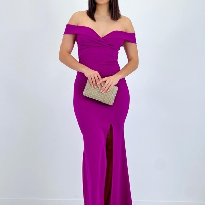Vestido longo fúcsia com decote ombro a ombro e racha frontal