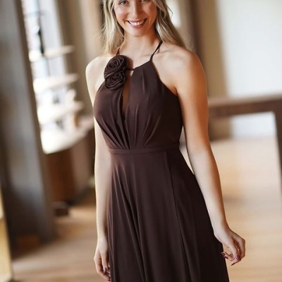 Vestido castanho escuro longo com alças finas e detalhe florido no peito