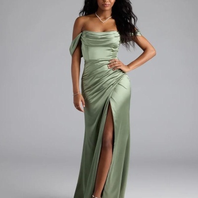 Vestido longo verde acetinado com decote ombro a ombro e fenda alta