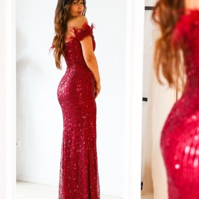 Vestido longo justo vermelho com lantejoulas e alças de penas