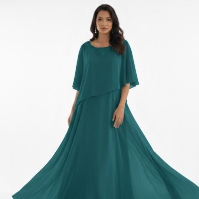 Vestido longo verde-azulado com tecido fluído e decote decorado