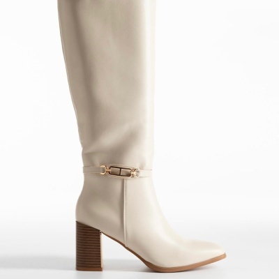 Bota alta creme com salto médio e fivela dourada