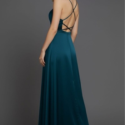 Vestido azul petróleo longo com alças cruzadas nas costas.