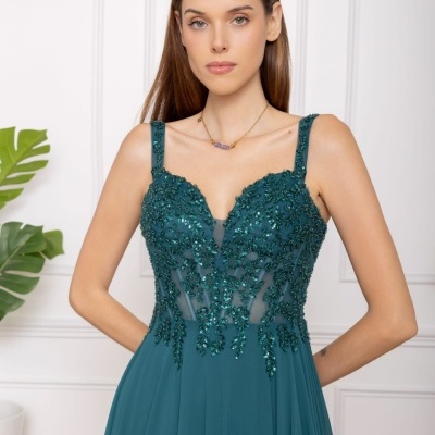 Vestido de festa verde-azulado com aplicações de lantejoulas e tule transparente