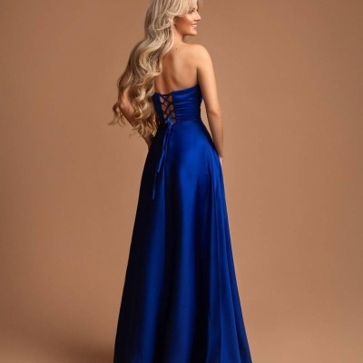 Vestido azul acetinado com costas entrelaçadas