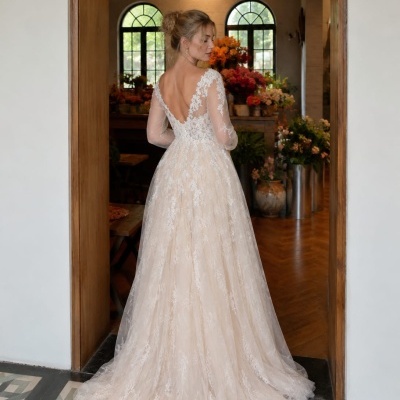 Vestido de noiva branco com renda e decote em V nas costas