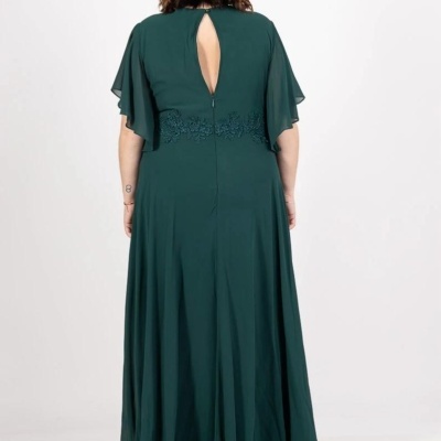 Vestido longo verde escuro com detalhe em renda e abertura nas costas