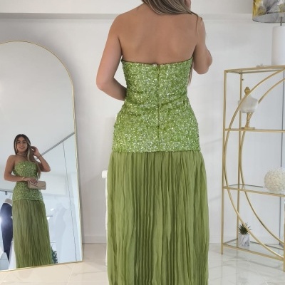 Vestido comprido verde com corpete de lantejoulas e saia plissada