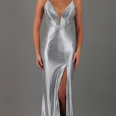 Vestido longo prata brilhante com decote em V e fenda na perna.