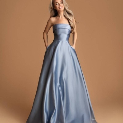 Vestido de noite longo e sem alças em cetim azul claro