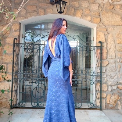 Vestido comprido azul com decote nas costas e mangas largas