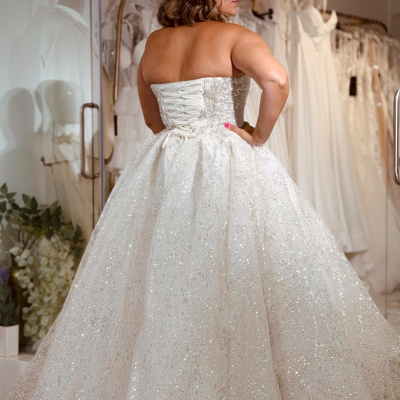 Vestido de noiva branco com saia rodada larga e corpete tomara que caia com detalhes em lantejoulas prateadas