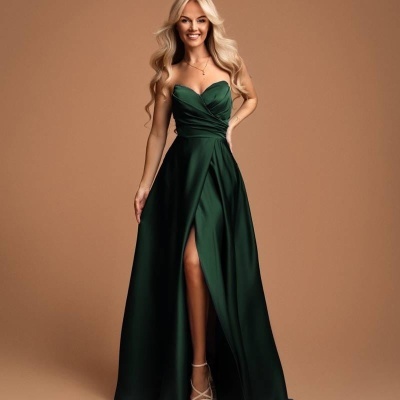 Vestido longo verde com decote em coração e fenda