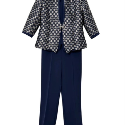 Conjunto feminino azul com casaco estampado e calças lisas pendurado em cabide branco
