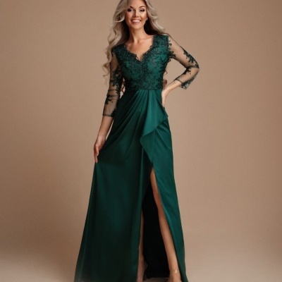 Vestido longo verde com renda preta e manga comprida.