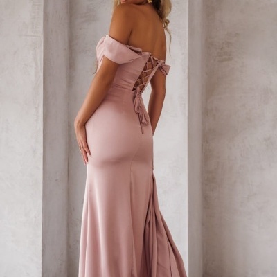 Vestido comprido rosa claro com decote ombro a ombro e atilhos nas costas