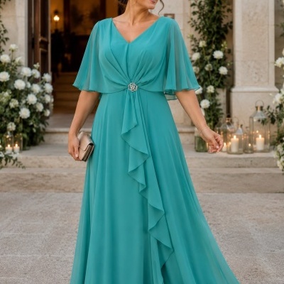 Mulher com vestido longo turquesa com broche floral e clutch prateada.