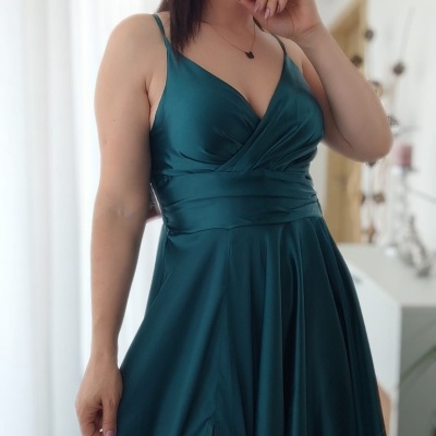 Vestido longo verde escuro de cetim com alças finas e racha na saia