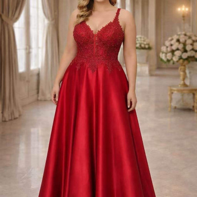 Vestido de festa vermelho com renda e saia acetinada em ambiente luxuoso