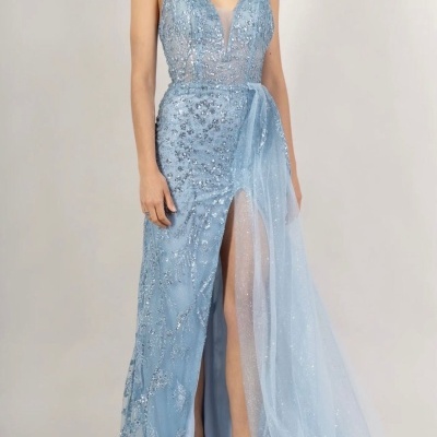Vestido longo azul claro com bordados prateados e detalhe de tule